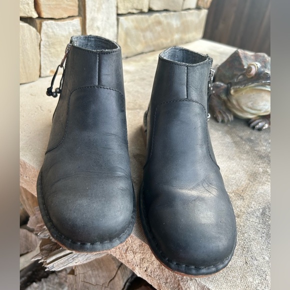 Olukai KAONA II black matte leather bootie’s w/ side zip Sz-7.5. F - Picture 3 of 13